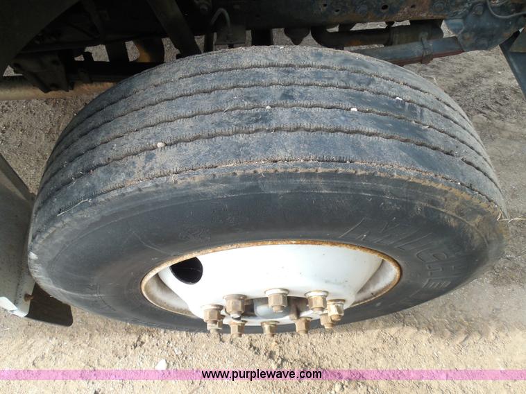 image for item I3424 1999 Ford F800 box truck