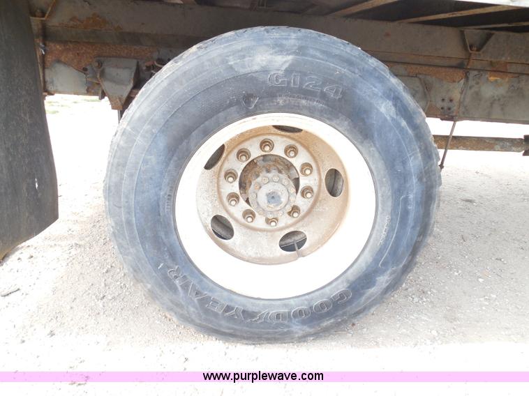 image for item I3424 1999 Ford F800 box truck