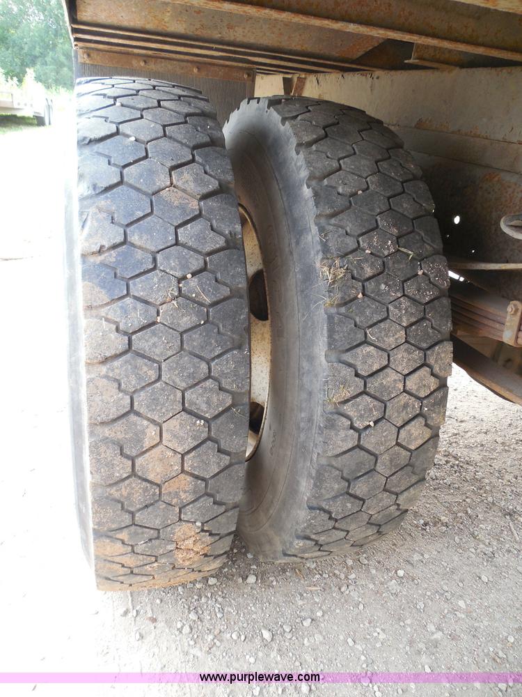 image for item I3424 1999 Ford F800 box truck