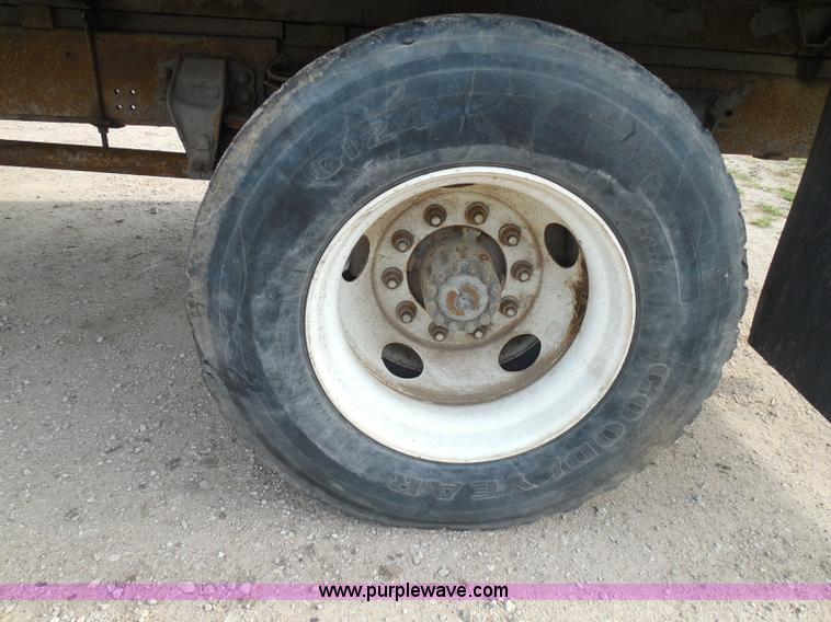 image for item I3424 1999 Ford F800 box truck