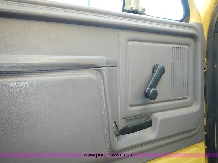 image for item I3526 1998 Ford F700 box truck