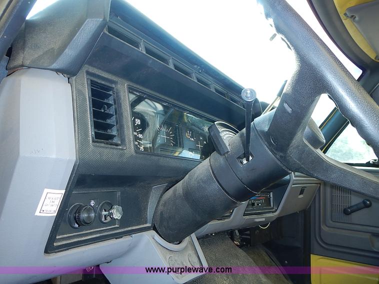 image for item I3526 1998 Ford F700 box truck