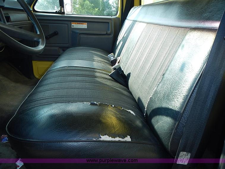 image for item I3526 1998 Ford F700 box truck