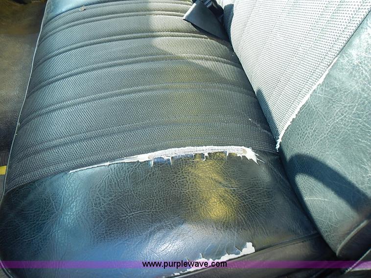 image for item I3526 1998 Ford F700 box truck