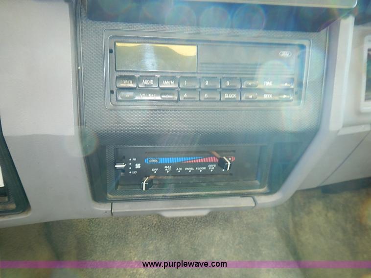 image for item I3526 1998 Ford F700 box truck