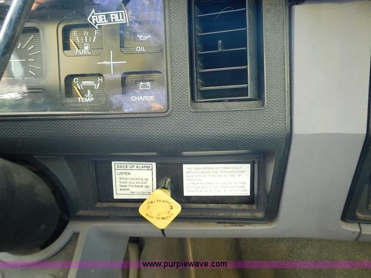 image for item I3526 1998 Ford F700 box truck