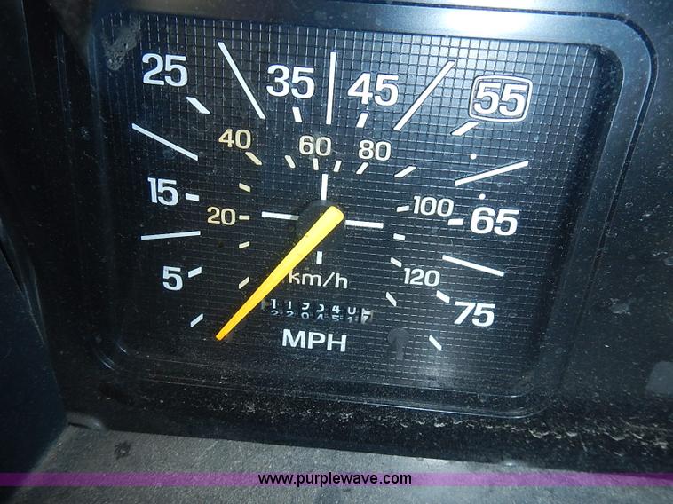 image for item I3526 1998 Ford F700 box truck