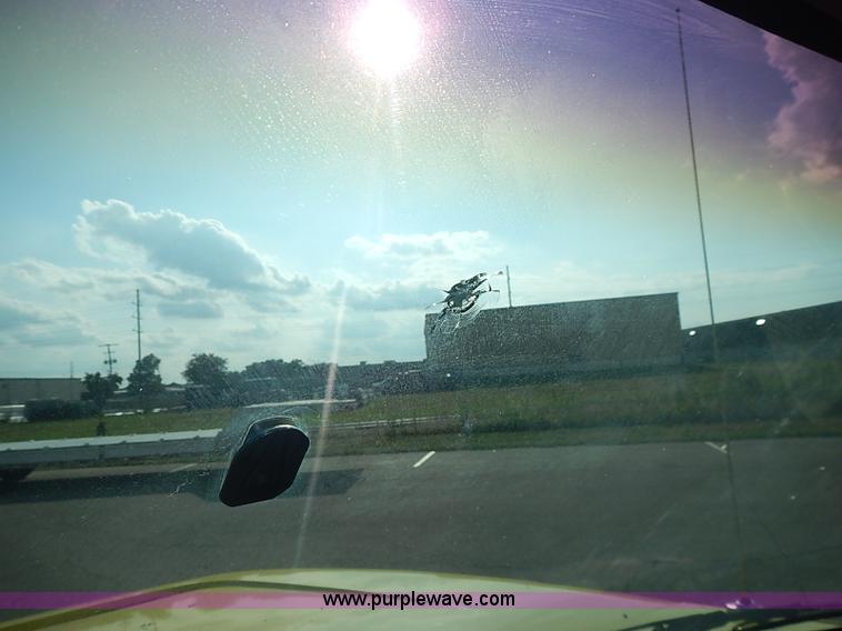 image for item I3526 1998 Ford F700 box truck