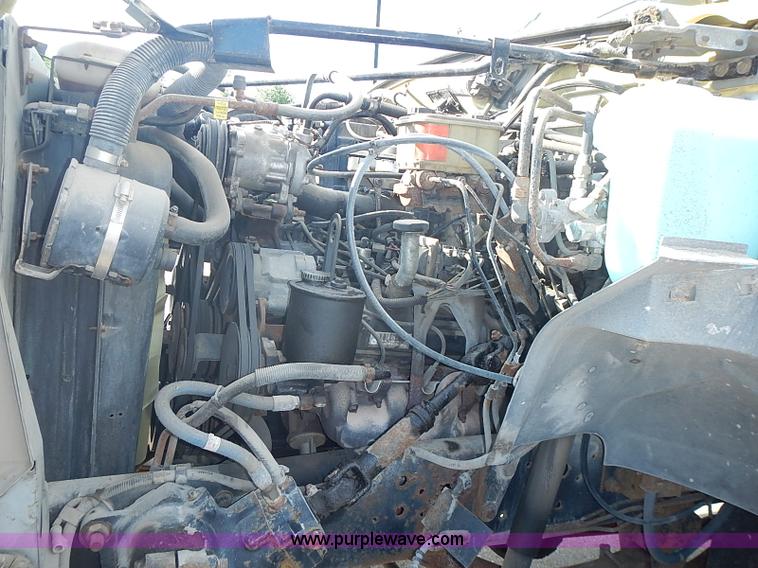 image for item I3526 1998 Ford F700 box truck