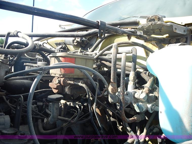 image for item I3526 1998 Ford F700 box truck