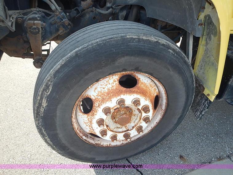 image for item I3526 1998 Ford F700 box truck