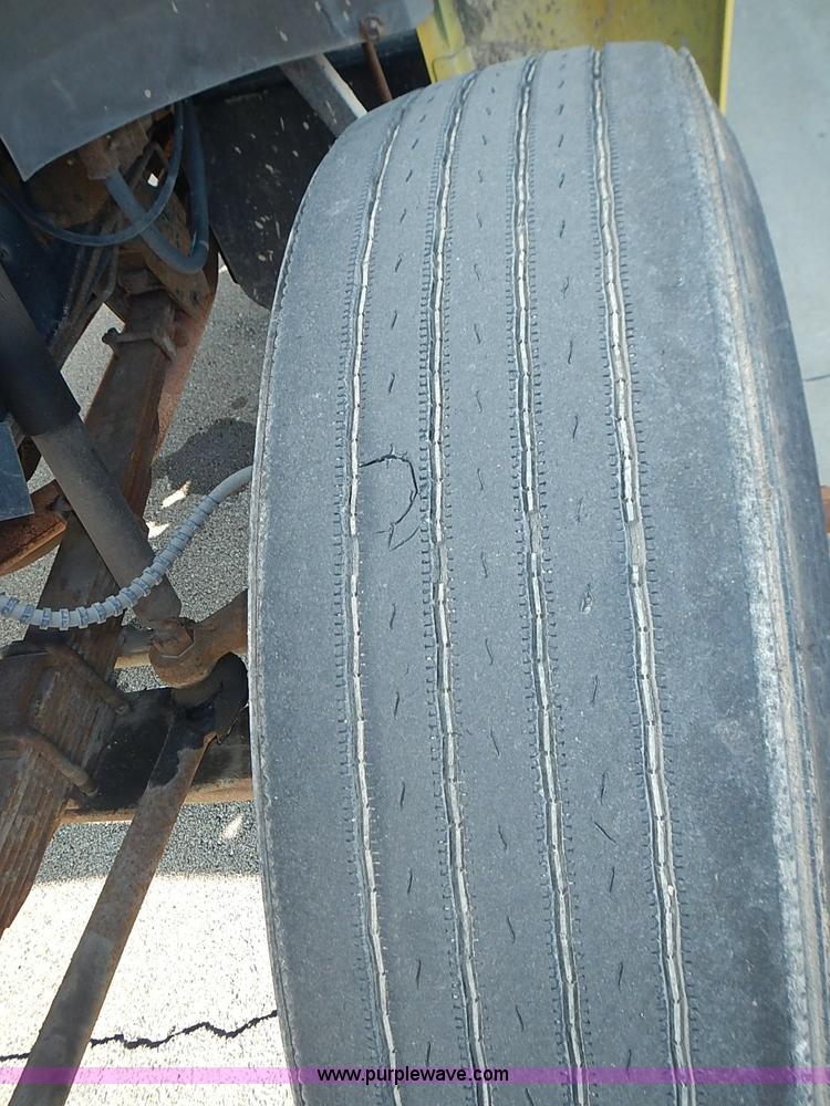 image for item I3526 1998 Ford F700 box truck