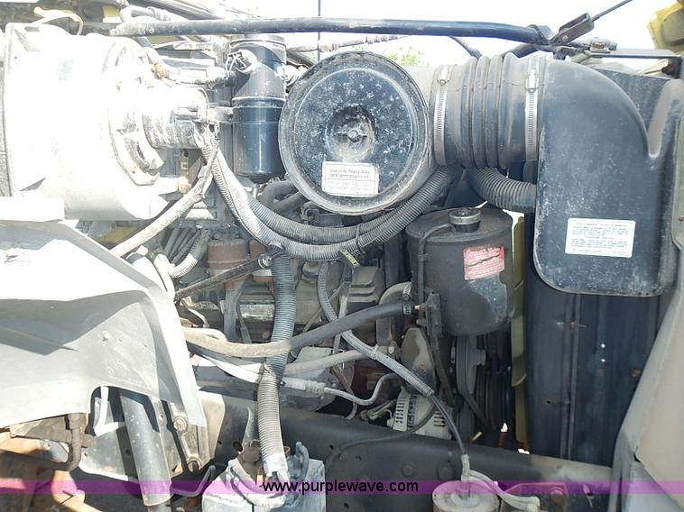 image for item I3526 1998 Ford F700 box truck