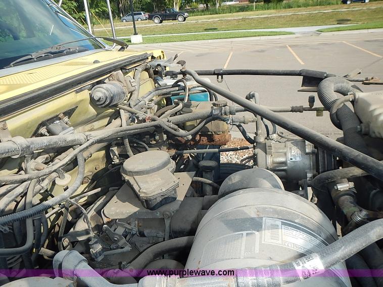 image for item I3526 1998 Ford F700 box truck