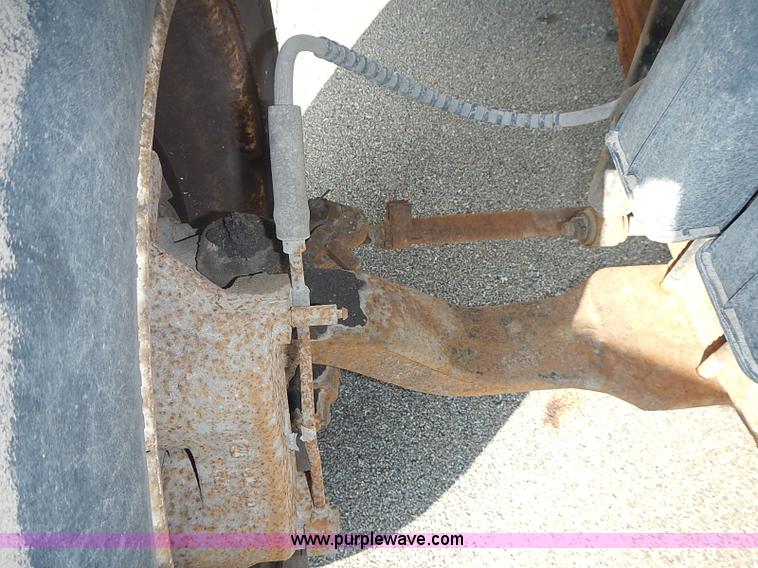 image for item I3526 1998 Ford F700 box truck