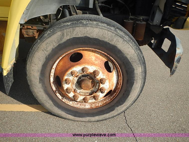 image for item I3526 1998 Ford F700 box truck