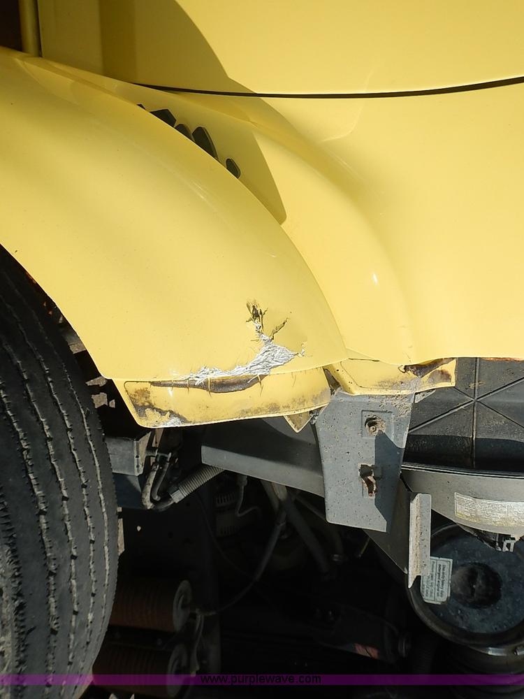 image for item I3526 1998 Ford F700 box truck