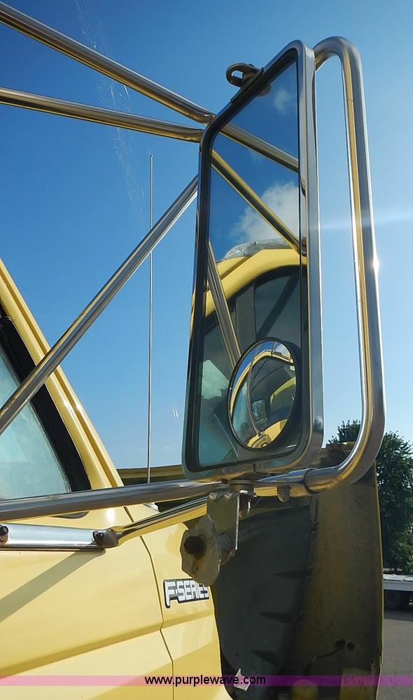 image for item I3526 1998 Ford F700 box truck