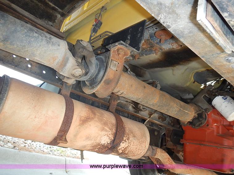 image for item I3526 1998 Ford F700 box truck