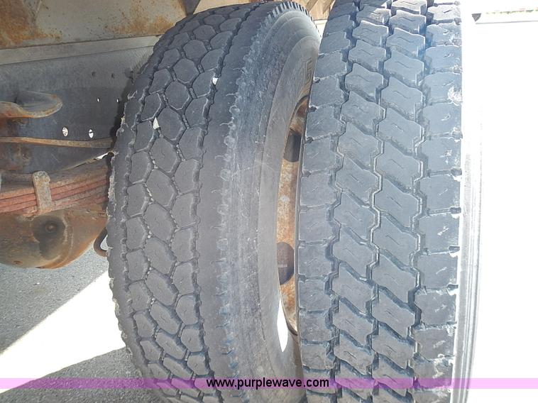 image for item I3526 1998 Ford F700 box truck