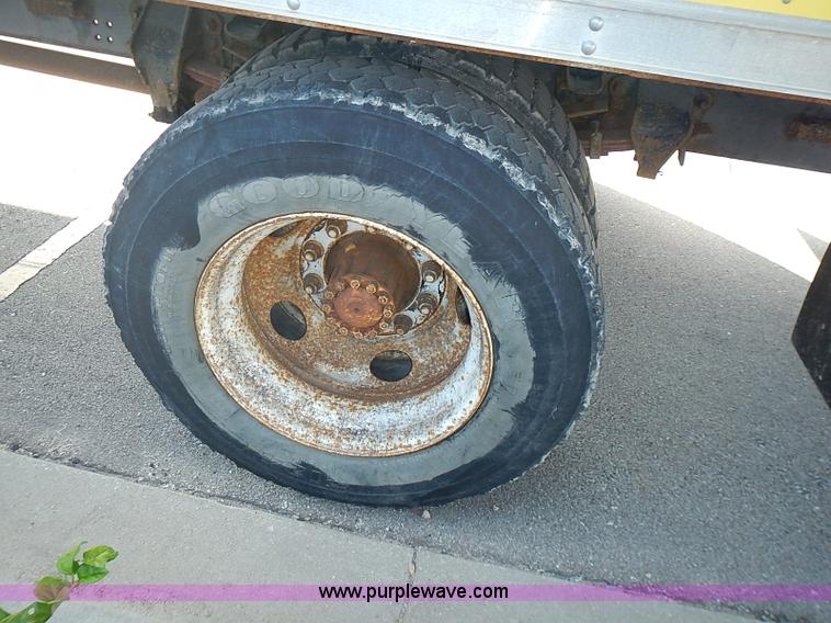 image for item I3526 1998 Ford F700 box truck