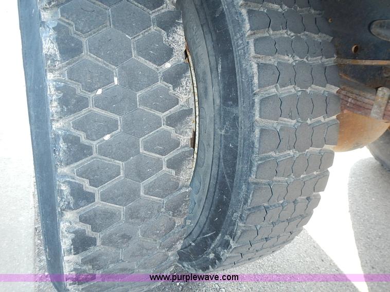 image for item I3526 1998 Ford F700 box truck