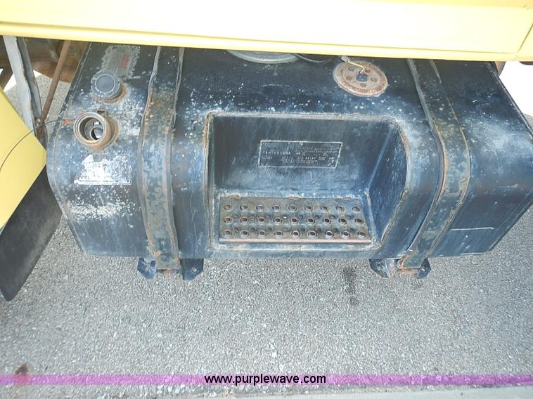 image for item I3526 1998 Ford F700 box truck