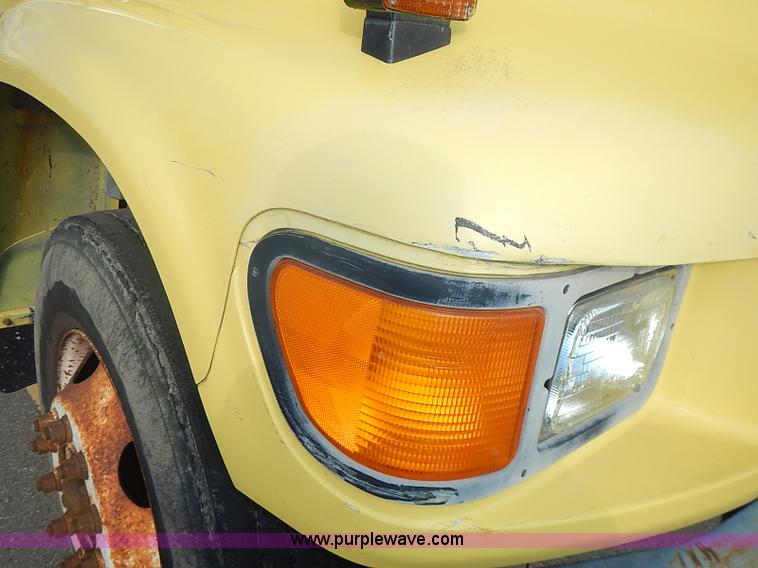 image for item I3526 1998 Ford F700 box truck