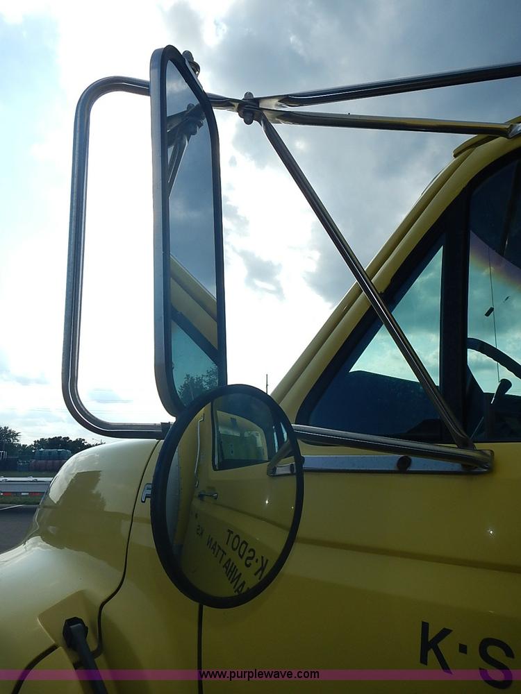 image for item I3526 1998 Ford F700 box truck