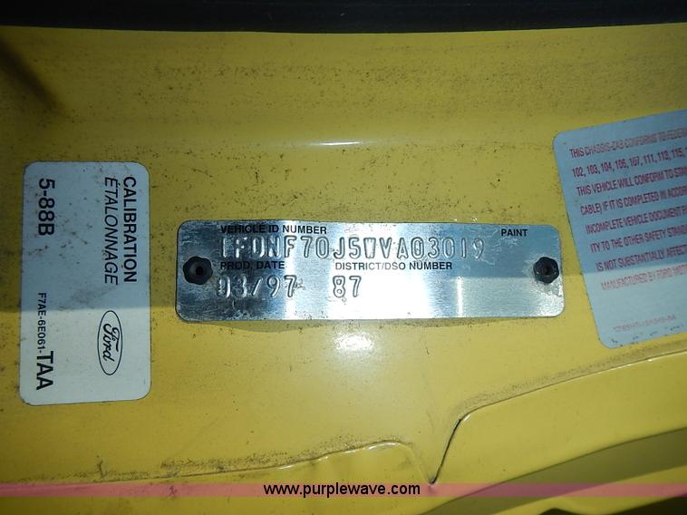 image for item I3526 1998 Ford F700 box truck