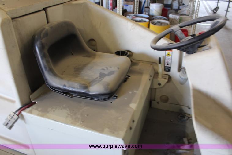 image for item J1093 Tennant 7200 floor scrubber