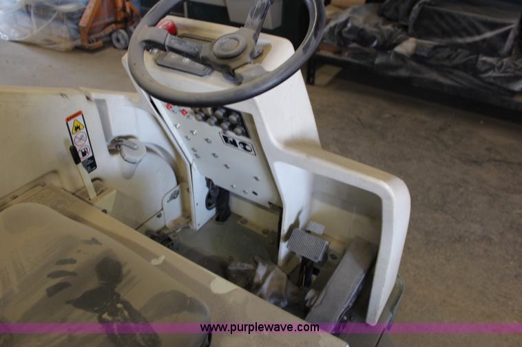 image for item J1093 Tennant 7200 floor scrubber