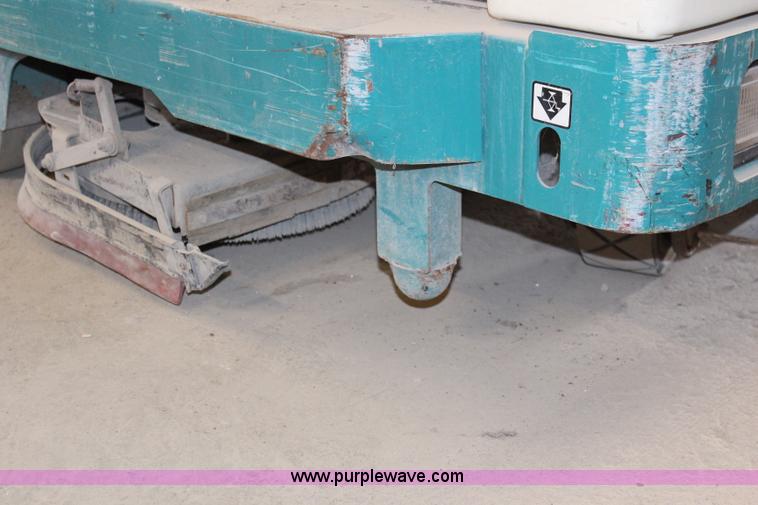image for item J1093 Tennant 7200 floor scrubber
