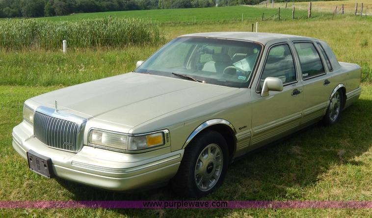 image for item Z9301 1997 Lincoln Town Car Signature