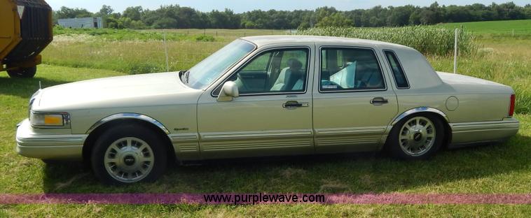 image for item Z9301 1997 Lincoln Town Car Signature