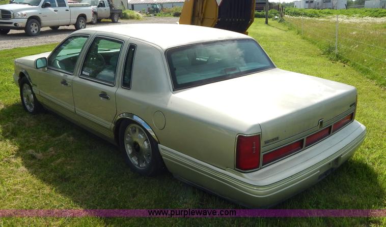 image for item Z9301 1997 Lincoln Town Car Signature