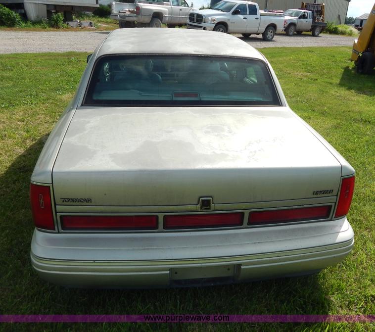 image for item Z9301 1997 Lincoln Town Car Signature
