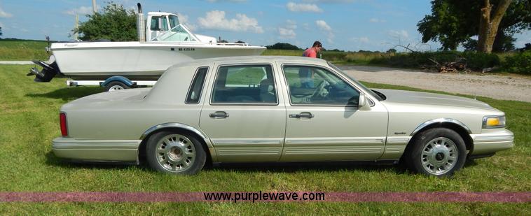 image for item Z9301 1997 Lincoln Town Car Signature