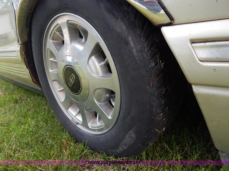 image for item Z9301 1997 Lincoln Town Car Signature