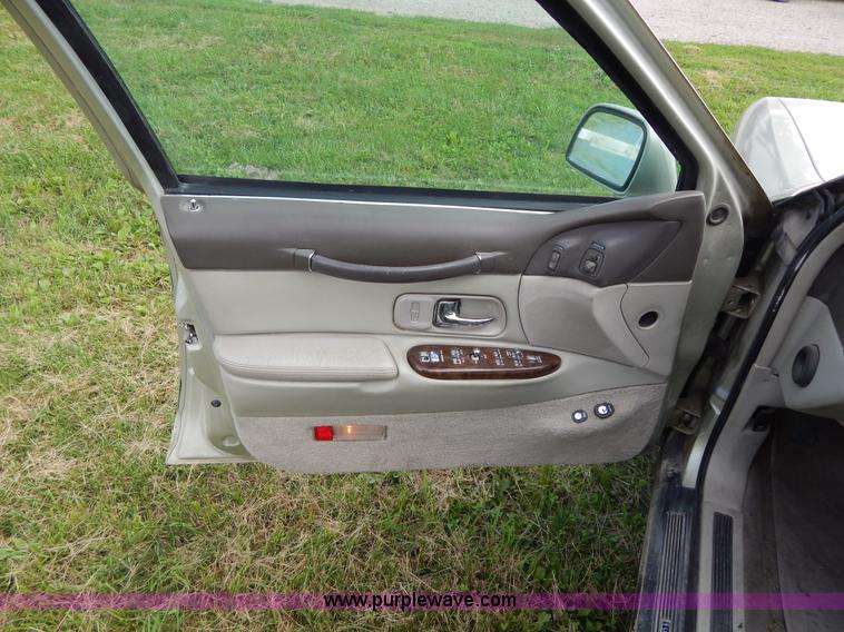 image for item Z9301 1997 Lincoln Town Car Signature