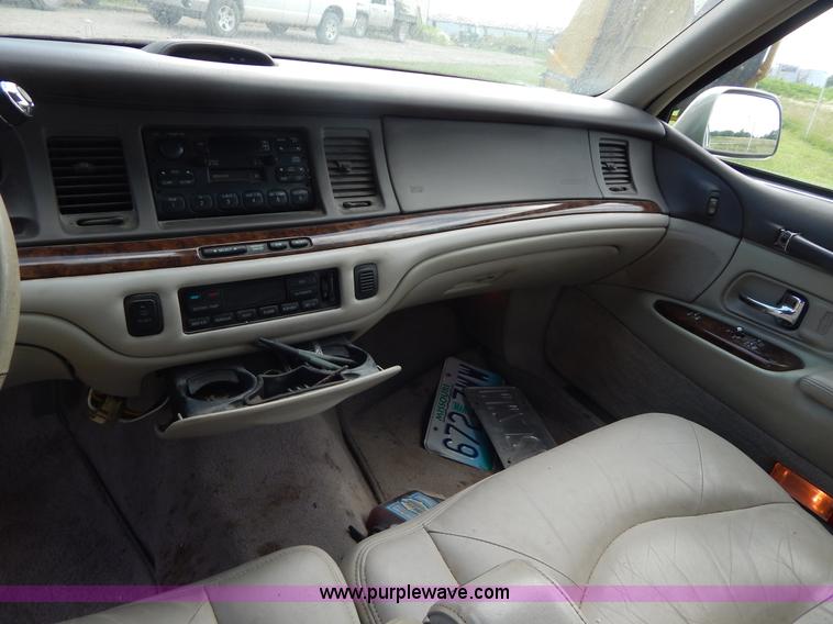 image for item Z9301 1997 Lincoln Town Car Signature