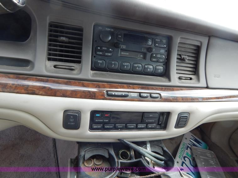 image for item Z9301 1997 Lincoln Town Car Signature