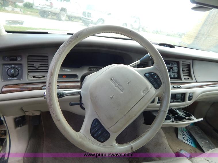 image for item Z9301 1997 Lincoln Town Car Signature