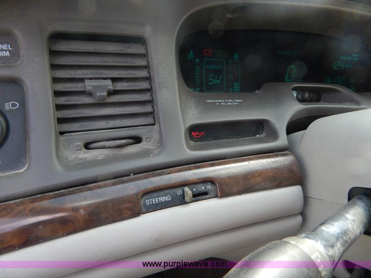 image for item Z9301 1997 Lincoln Town Car Signature