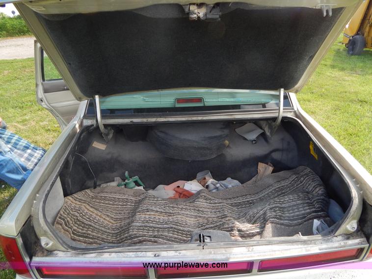 image for item Z9301 1997 Lincoln Town Car Signature