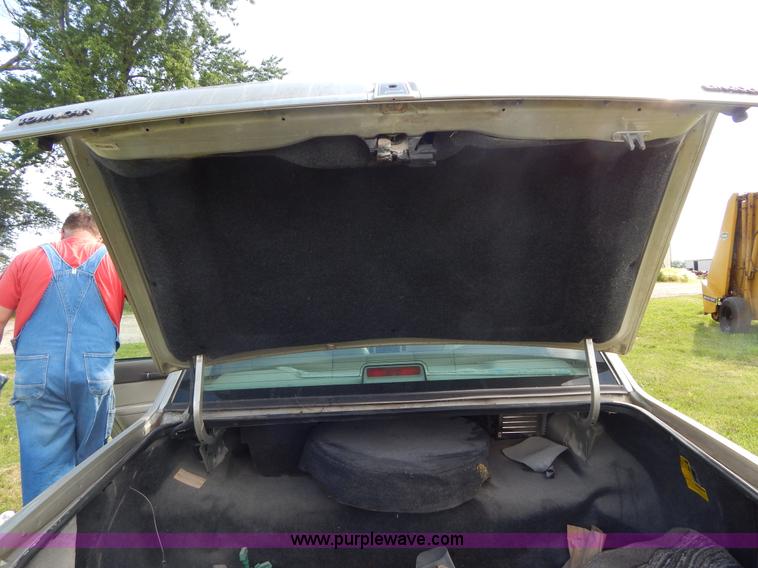 image for item Z9301 1997 Lincoln Town Car Signature