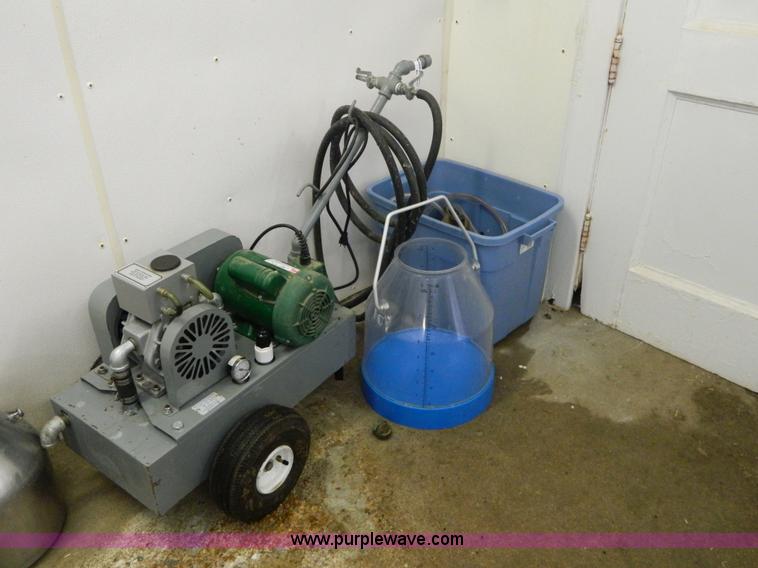 image for item AL9793 E-Zee Deluxe portable vacuum pump milking machine