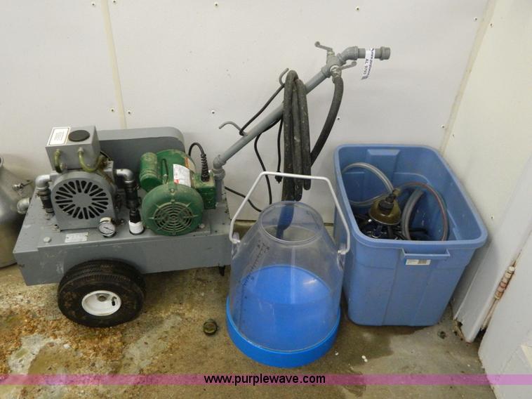 image for item AL9793 E-Zee Deluxe portable vacuum pump milking machine