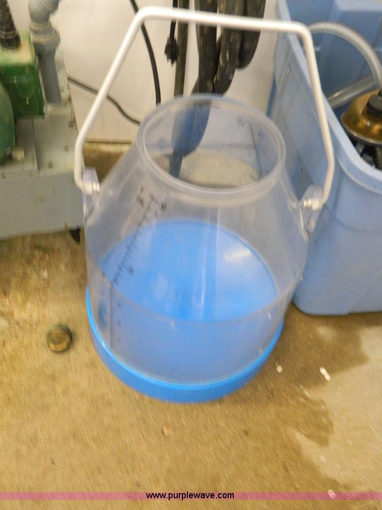 image for item AL9793 E-Zee Deluxe portable vacuum pump milking machine