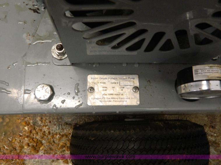 image for item AL9793 E-Zee Deluxe portable vacuum pump milking machine